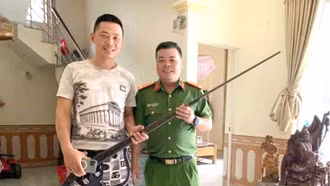 Công an xã Trấn Yên thu hồi 70 vũ khí, vật liệu nổ