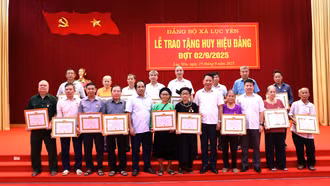 Lục Yên: Trao tặng Huy hiệu Đảng đợt 02/9 cho 18 đảng viên