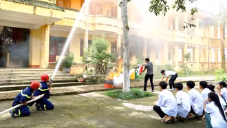 Hơn 2.000 học sinh Văn Bàn được tuyên truyền, thực hành chữa cháy, cứu nạn cứu hộ 