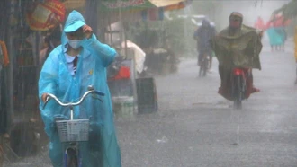 Xuất hiện áp thấp trên Biển Đông, cảnh báo mưa dông diện rộng ngày 16/9