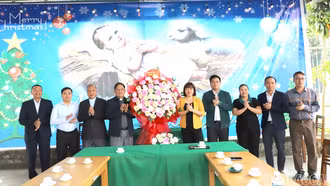 Lãnh đạo phường Trung Tâm thăm, tặng quà Giáo xứ Đồng Lú