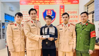 Lào Cai: Cảnh sát giao thông giúp người dân tìm lại 10 triệu đồng đánh rơi