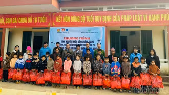 100 suất quà được trao trong Chương trình “Tình nguyện mùa Đông 2025” của tuổi trẻ phường Nghĩa Lộ