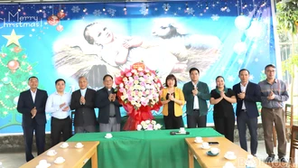 Lãnh đạo phường Trung Tâm thăm, tặng quà Giáo xứ Đồng Lú