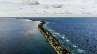 Australia chào đón nhóm người di cư đầu tiên rời quốc đảo Tuvalu đang chìm dần