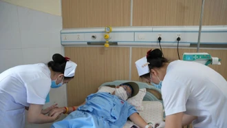 Việt Nam điều trị thành công ca ung thư máu hiếm gặp cho bệnh nhi người Campuchia