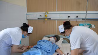 Việt Nam điều trị thành công ca ung thư máu hiếm gặp cho bệnh nhi người Campuchia