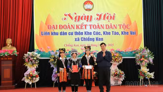Đồng chí Nguyễn Minh Toàn - Ủy viên Ban Thường vụ, Chủ nhiệm Ủy ban Kiểm tra Tỉnh ủy dự Ngày hội Đại đoàn kết toàn dân tộc xã Chiềng Ken