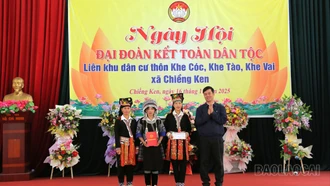 Đồng chí Nguyễn Minh Toàn - Ủy viên Ban Thường vụ, Chủ nhiệm Ủy ban Kiểm tra Tỉnh ủy dự Ngày hội Đại đoàn kết toàn dân tộc xã Chiềng Ken