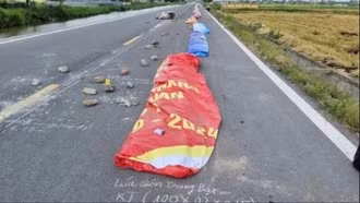 Khởi tố người phụ nữ dùng gạch đá chặn đường phơi thóc gây tai nạn chết người