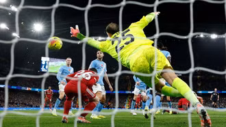 Tranh cãi lớn khi Liverpool bị tước bàn thắng, Man City liên tục hưởng lợi