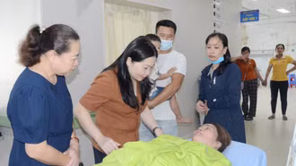 Phó Chủ tịch UBND tỉnh Vũ Thị Hiền Hạnh thăm hỏi, động viên các nạn nhân vụ tai nạn giao thông tại xã Việt Hồng