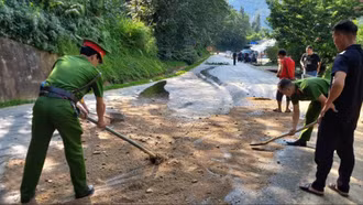 Công an xã Si Ma Cai kịp thời xử lý dầu loang trên đường, đảm bảo an toàn giao thông