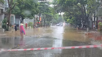 Lào Cai: Công an kịp thời ứng phó mưa lớn, hỗ trợ người dân qua điểm ngập lụt