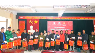 Quỹ Thiện Tâm - Tập đoàn Vingroup tặng 209 suất quà Tết cho các hộ nghèo phường Sa Pa