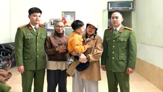 Công an phường Lào Cai nhanh chóng tìm thấy cháu bé đi lạc