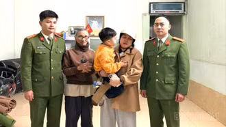 Công an phường Lào Cai nhanh chóng tìm thấy cháu bé đi lạc