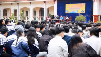 Gần 740 học sinh Trường THPT số 2 Bát Xát tham dự chương trình nói chuyện chuyên đề về Đảng