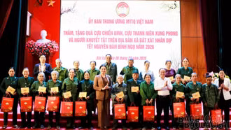 Phó Chủ tịch - Tổng Thư ký Ủy ban Trung ương MTTQ Việt Nam Hà Thị Nga thăm, tặng quà Tết tại xã Bát Xát