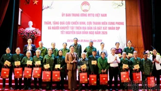 Phó Chủ tịch - Tổng Thư ký Ủy ban Trung ương MTTQ Việt Nam Hà Thị Nga thăm, tặng quà Tết tại xã Bát Xát