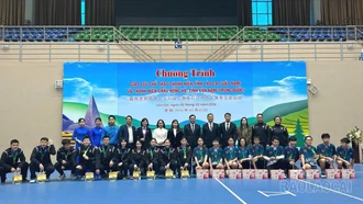 Giao lưu thể thao hữu nghị thanh niên tỉnh Lào Cai và thanh niên Châu Hồng Hà (Trung Quốc)