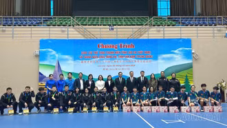 Giao lưu thể thao hữu nghị thanh niên tỉnh Lào Cai và thanh niên Châu Hồng Hà (Trung Quốc)