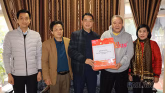 Xã Lục Yên trao quà cho các đối tượng chính sách nhân dịp Tết Nguyên đán