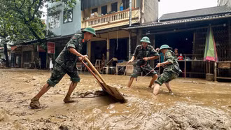 400 cán bộ, chiến sĩ Trung đoàn 174 hỗ trợ Nhân dân khắc phục hậu quả bão lũ