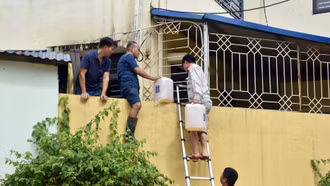 Thái Nguyên ngập chưa từng có: Bắc thang, trèo tường tiếp tế cơm cho trẻ mắc kẹt