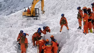 Gần 1.000 người mắc kẹt ở Tây Tạng (Trung Quốc) do bão tuyết