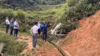 Xã Mường Bo di dời 33 hộ dân trước ảnh hưởng của bão số 11