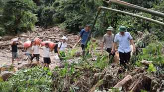 Xã Văn Bàn: Kịp thời tiếp tế cho 120 hộ dân bị cô lập