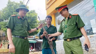 Phường Yên Bái: Người dân tự giác giao nộp vũ khí nhặt được cho công an