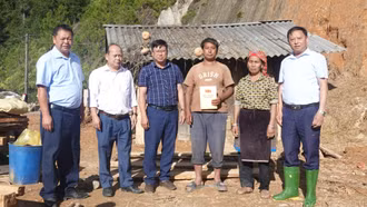 Xã Púng Luông thăm hỏi, động viên các hộ dân bị ảnh hưởng do hoàn lưu bão số 10