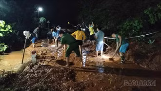 Xã Phong Hải: Phát huy tinh thần 4 tại chỗ cùng Nhân dân xuyên đêm khắc phục sạt lở đất