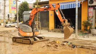 Trấn Yên huy động máy cơ giới dọn vệ sinh sau lũ