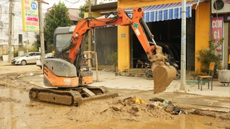 Trấn Yên huy động máy cơ giới dọn vệ sinh sau lũ