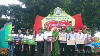 Công an xã Bản Lầu trao 3.490 phần quà Trung thu cho trẻ em