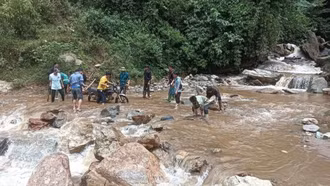 Người dân xã Sơn Lương chủ động khắc phục sạt lở, đảm bảo giao thông tạm thời