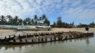 Tàu cổ ở Hội An lộ diện sau bão số 13