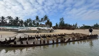 Tàu cổ ở Hội An lộ diện sau bão số 13