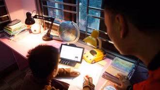 Hành vi cưỡng ép con học tập quá sức có thể bị phạt tới 10 triệu đồng