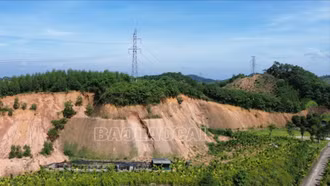 Đào taluy gây mất an toàn cho công trình truyền tải điện