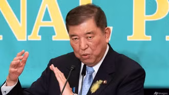 Thủ tướng Nhật Bản rơi vào tình thế khó khăn