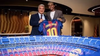 Lamine Yamal nhận áo số 10 của Lionel Messi: Phúc họa khó lường!