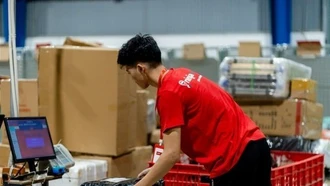 Từ ngày 1-8, hàng nhập khẩu qua chuyển phát nhanh giá trị dưới 1 triệu đồng chịu thuế giá trị gia tăng