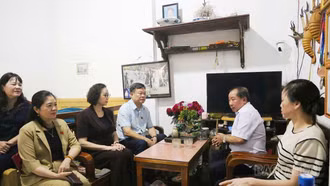 Đoàn công tác Hội đồng Dân tộc của Quốc hội thăm, tặng quà bà Lường Thị Tỉnh