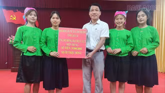 Đội bóng đá nữ xã Lâm Thượng ủng hộ đồng bào miền Trung bị bão lũ 10 triệu đồng 