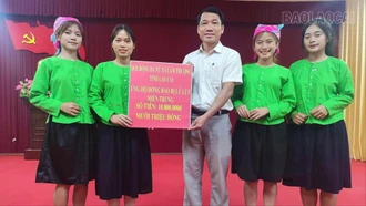 Đội bóng đá nữ xã Lâm Thượng ủng hộ đồng bào miền Trung bị bão lũ 10 triệu đồng 