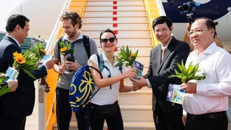 Giây phút lịch sử của du lịch Việt Nam - đón khách quốc tế thứ 20 triệu